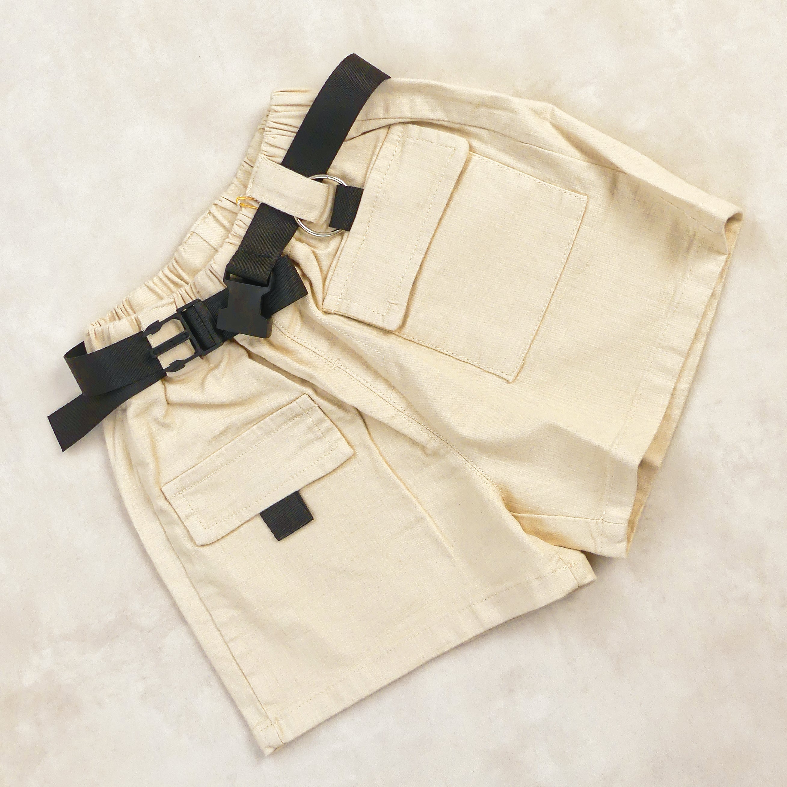 BERMUDA BEIGE AVEC CEINTURE NOIR