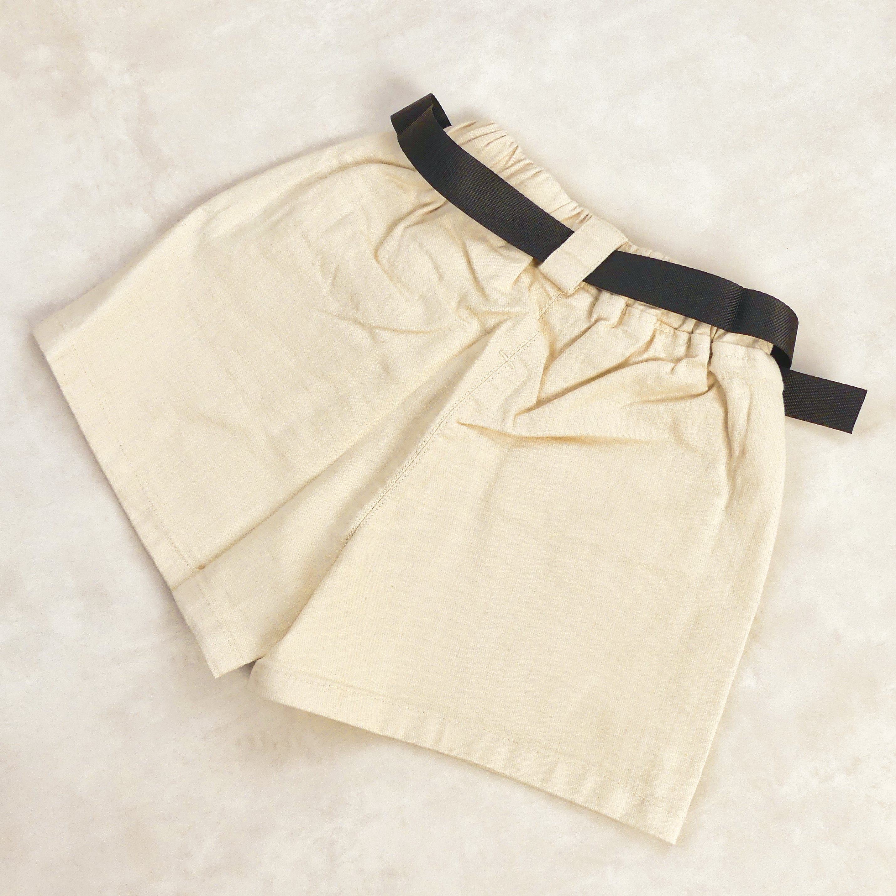 BERMUDA BEIGE AVEC CEINTURE NOIR